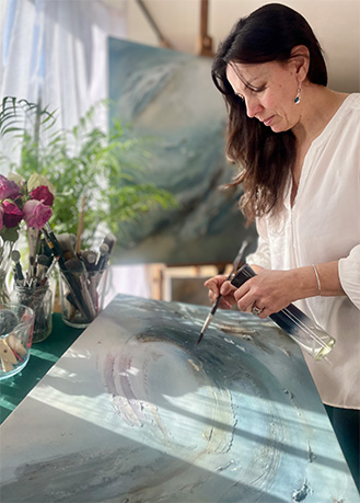 Ali Sweeting at work in her Somerset studio, layering mineral pigments and Cornish tin onto linen.